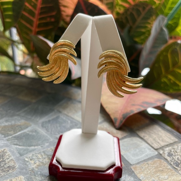 SOLD ⭐️ Vintage Monet 1980 14K GP Earrings - Picture 3 of 9